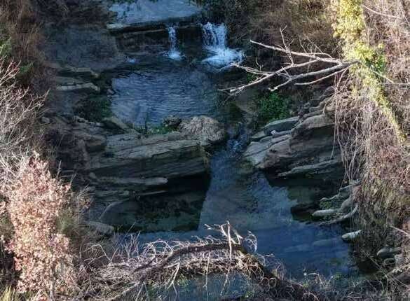 Acqua di monte — il Vezzola tra le rocce
