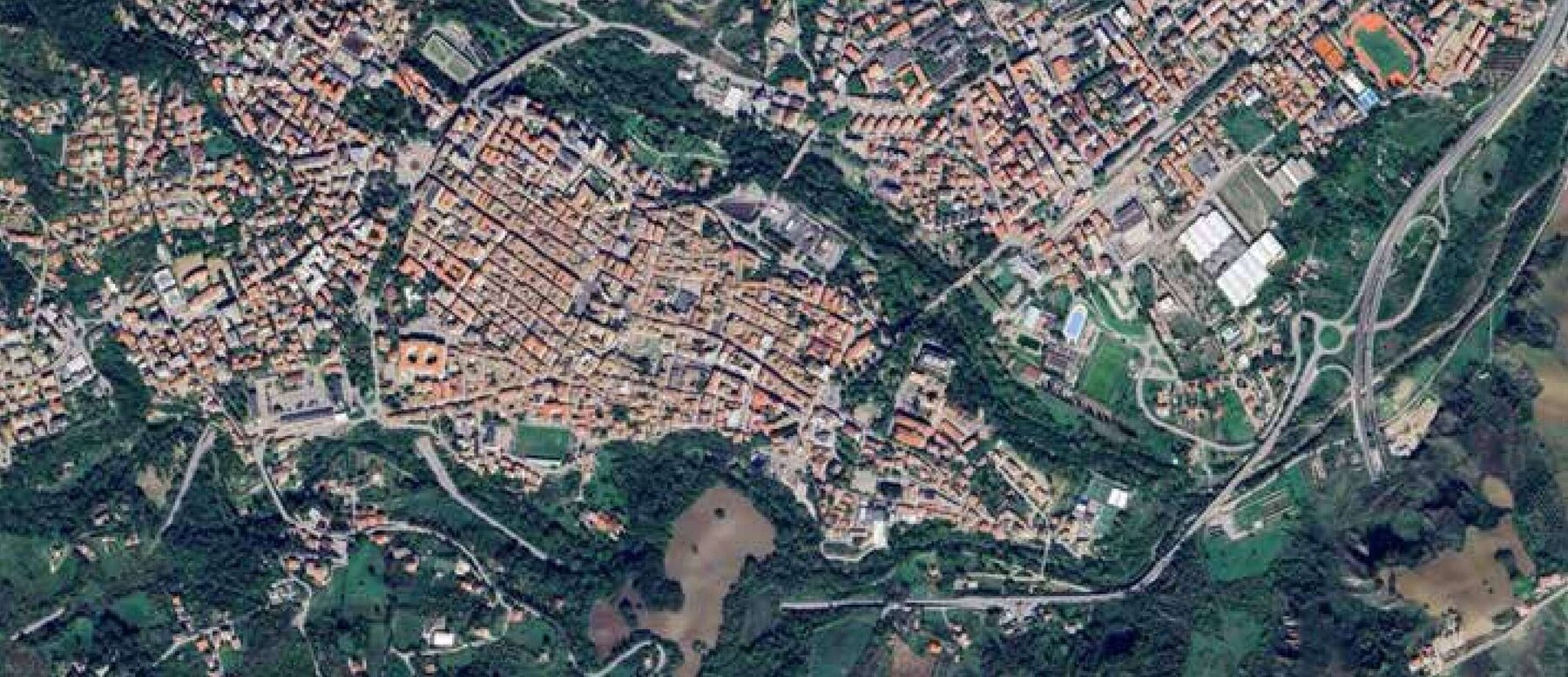 Vista aerea di Teramo con la cintura verde fluviale